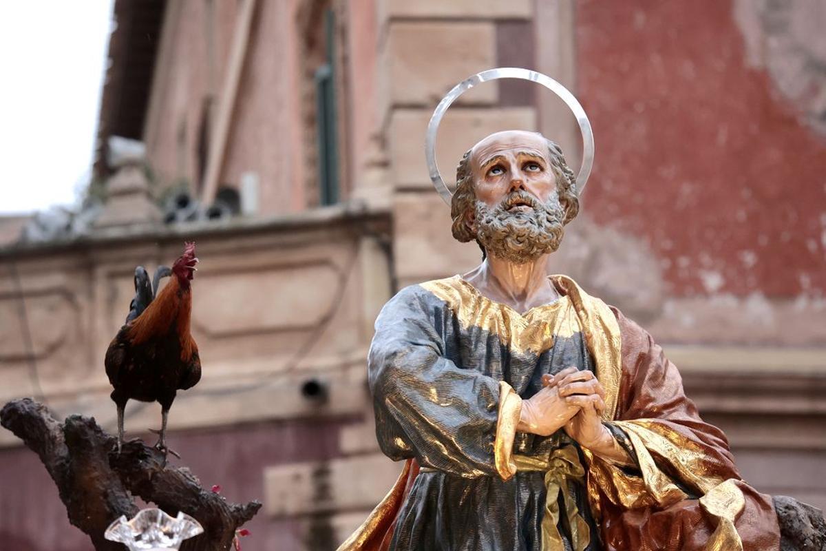 Detalle de la imagen de San Pedro en la procesión de la Esperanza de Domingo de Ramos en Murcia