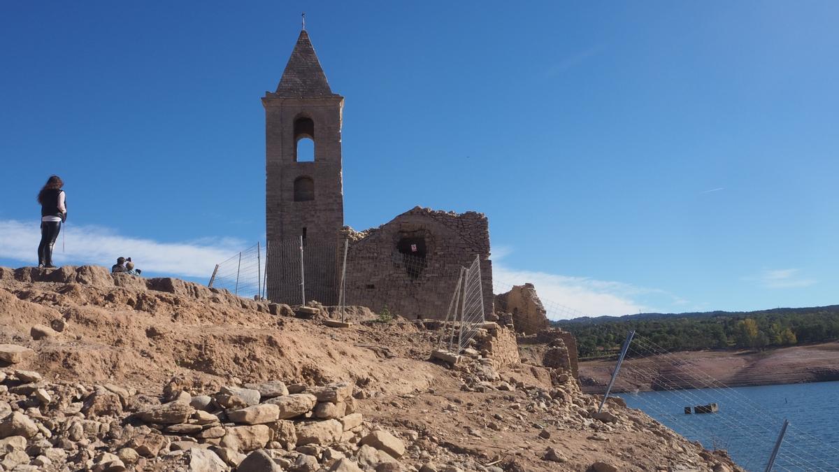 Turismo de sequía en el pantano de Sau