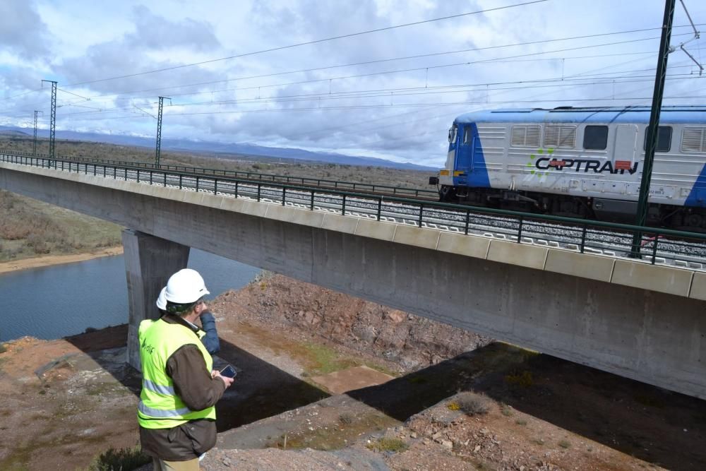 Pruebas de carga en un punte del AVE en Zamora.