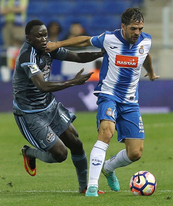 Disfruta del partido de los celestes en Cornellá con una selección de fotografías.