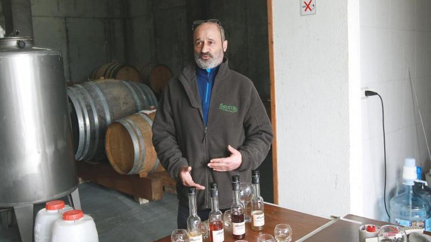 Xoán Pablo Lorenzo, de Vinagres do Ribeiro, con los diferentes productos artesanales que fabrica y comercializa. |   // I.O.