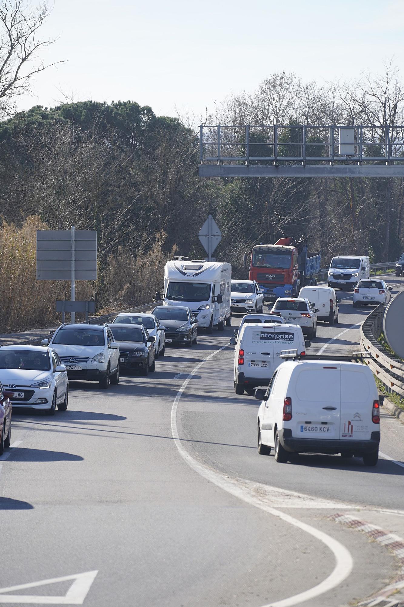 Un accident múltiple a Cassà deixa tres ferits i llargues cues a la C-65