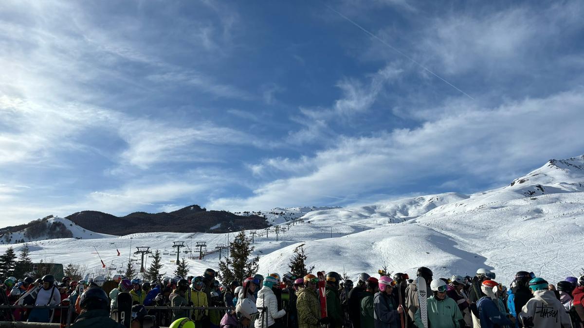 Algunos esquiadores, ayer, hacen fila en las las pistas de Formigal (Huesca).