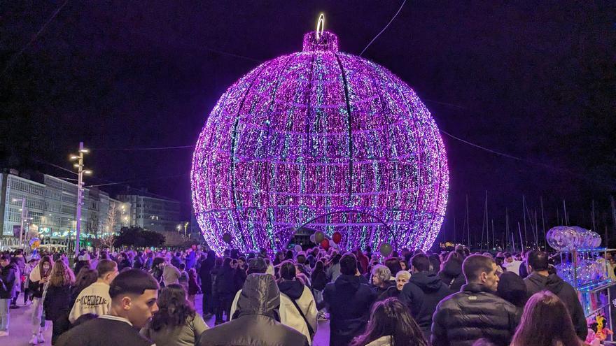Una esfera de 12 metros de altura ilumina la Marina