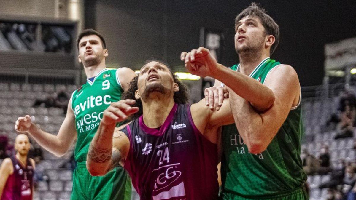 Jaime Fernández pugna con Carrera durante el partido del viernes.