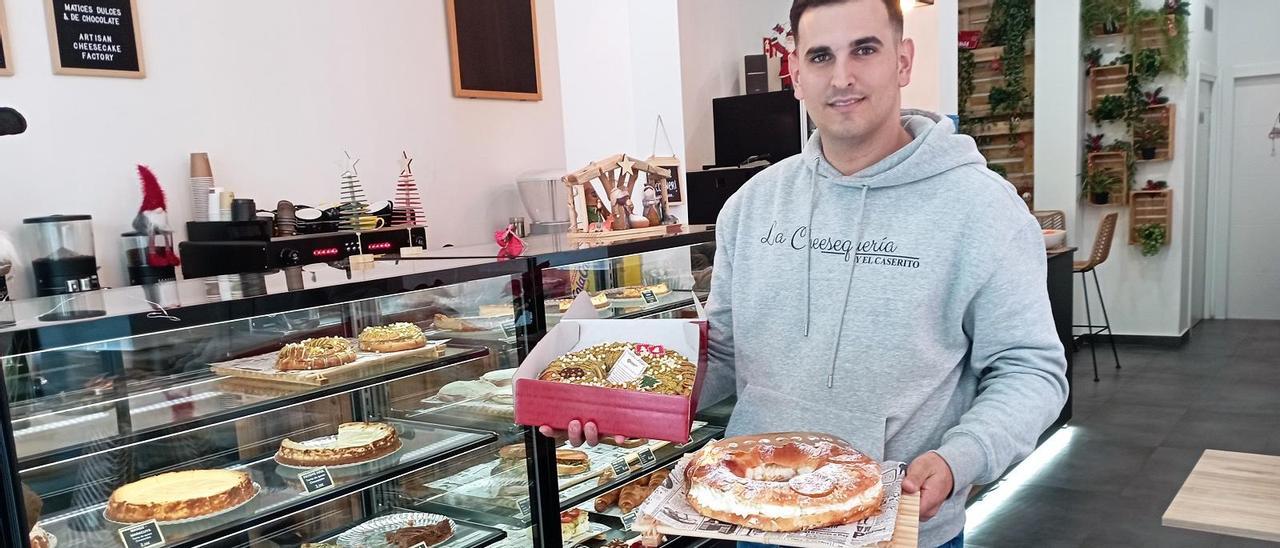 Ricardo Álvarez, ayer en su tienda de calle Carretería, 44 con tartas y roscos de reyes.