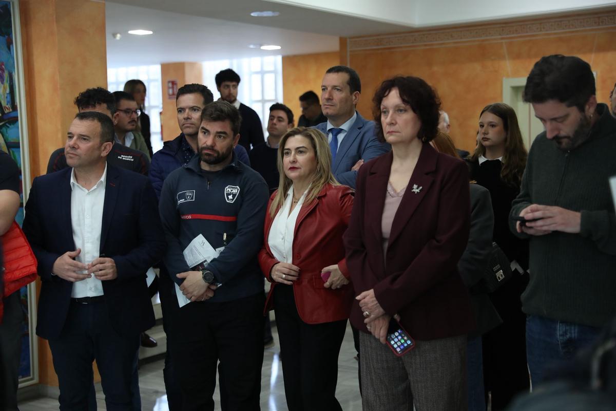 Miembros del PSOE y de Podemos, este jueves en la Asamblea Regional, junto a bomberos que acudieron al Pleno.