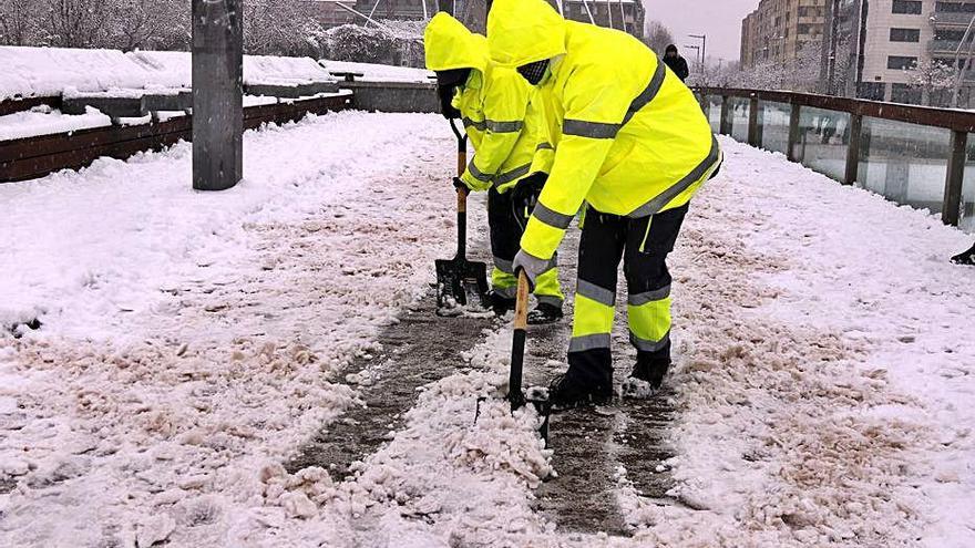 Operaris a Lleida, una de les ciutats on més va nevar