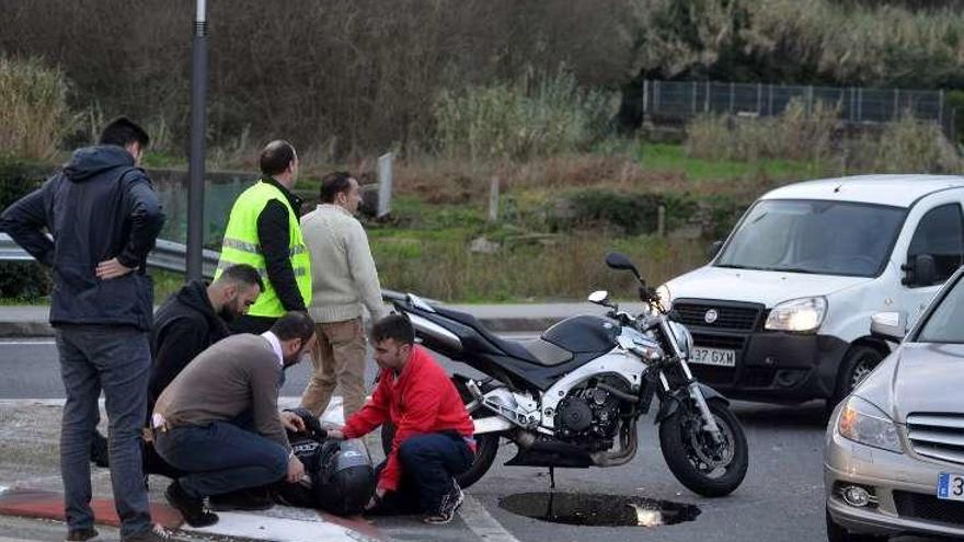 El motorista recibe asistencia en el lugar del siniestro. // G. Santos