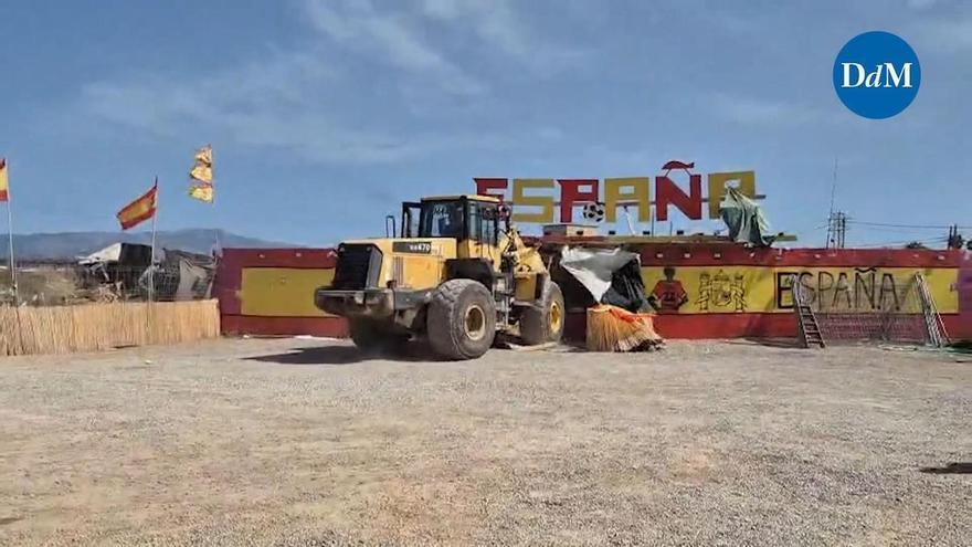Goodbye España: Hier reißen Bagger Mallorcas wohl patriotischste Drogenbaracke ab
