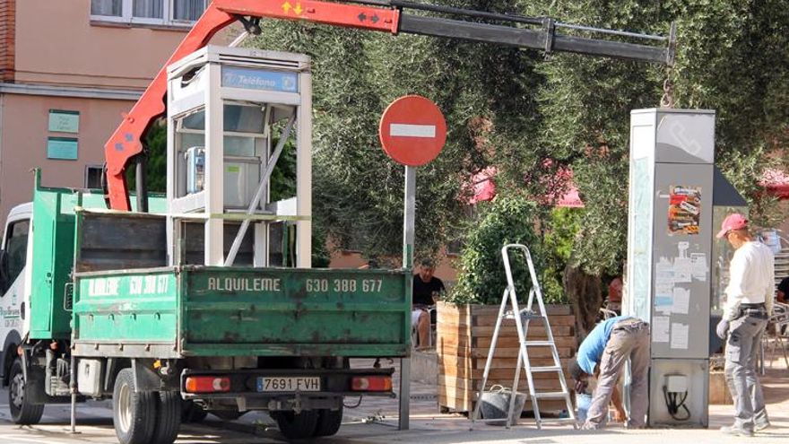 Sant Fruitós veu marxar l’última cabina telefònica que quedava al poble