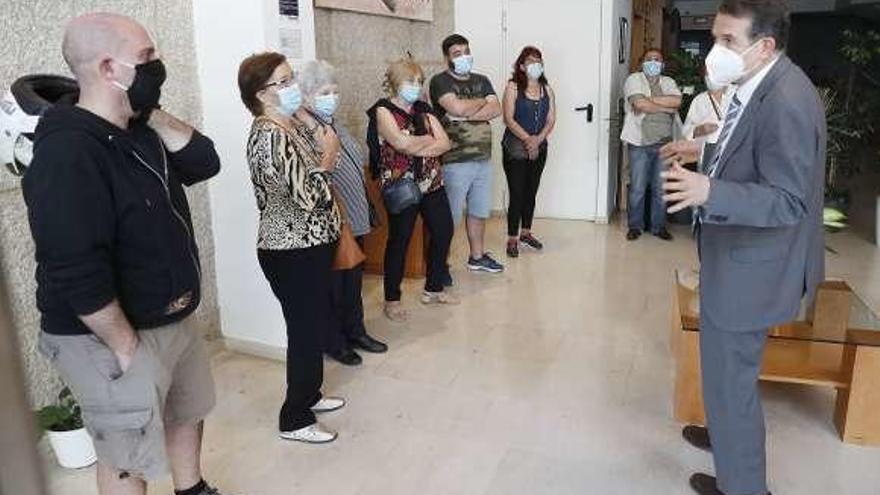 Vecinos recibieron la visita del alcalde en el hotel donde se alojan. // J. L.