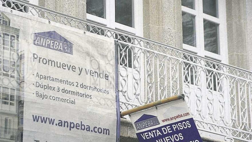 Anuncio de venta de pisos en el centro de A Coruña. // Víctor Echave