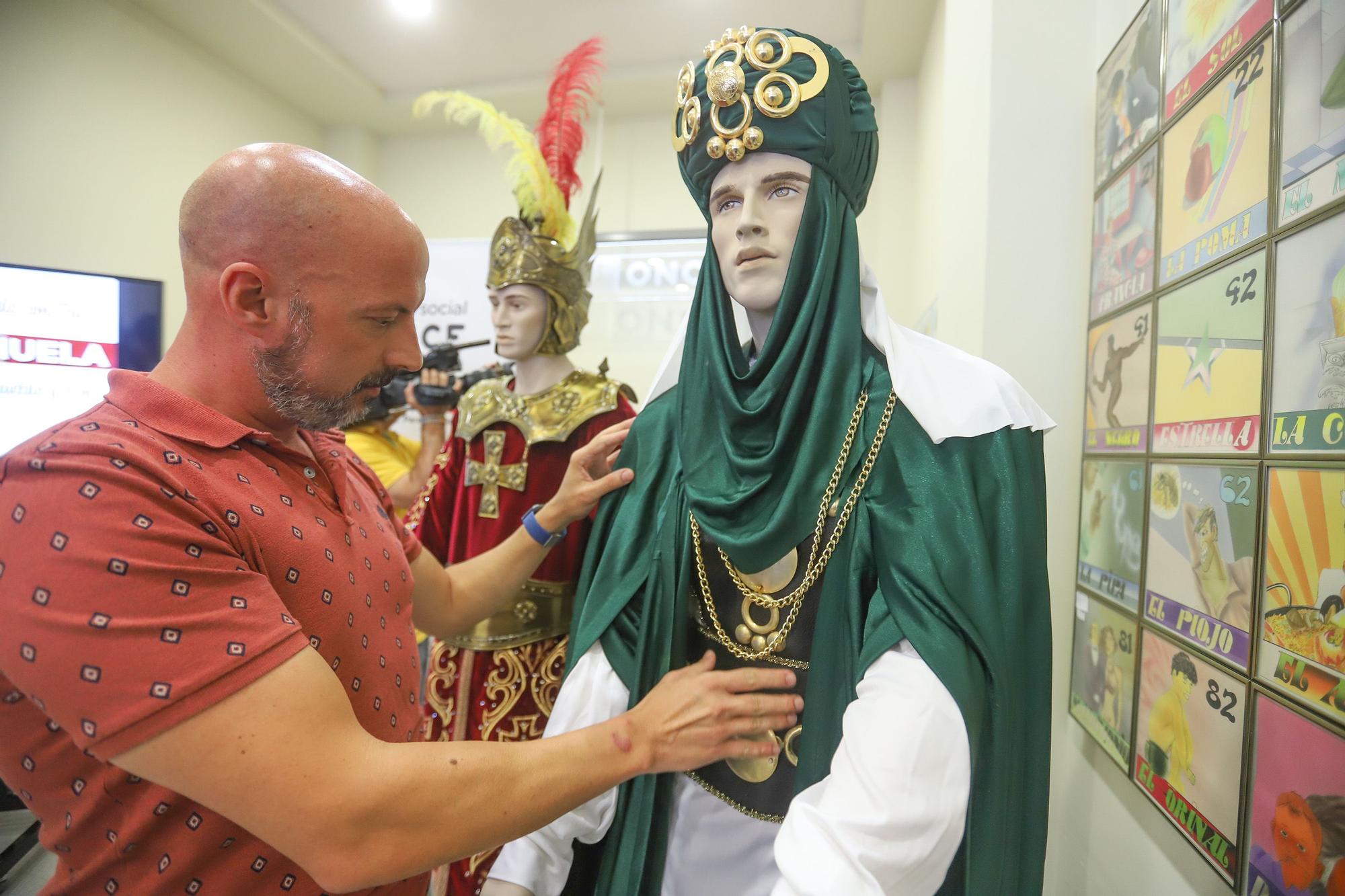 La asociación de Moros y Cristianos de Orihuela ceden 2 trajes a la ONCE para que la fiesta sea más inclusiva