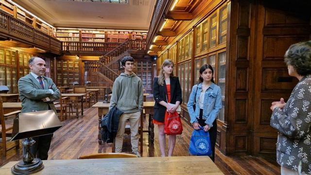 El rector Ignacio Villaverde, Pablo Durán, Cristina Pérez del Río, María Aumente y la bibliotecaria María José Ferrer, durante la visita a la Biblioteca Central Universitaria.