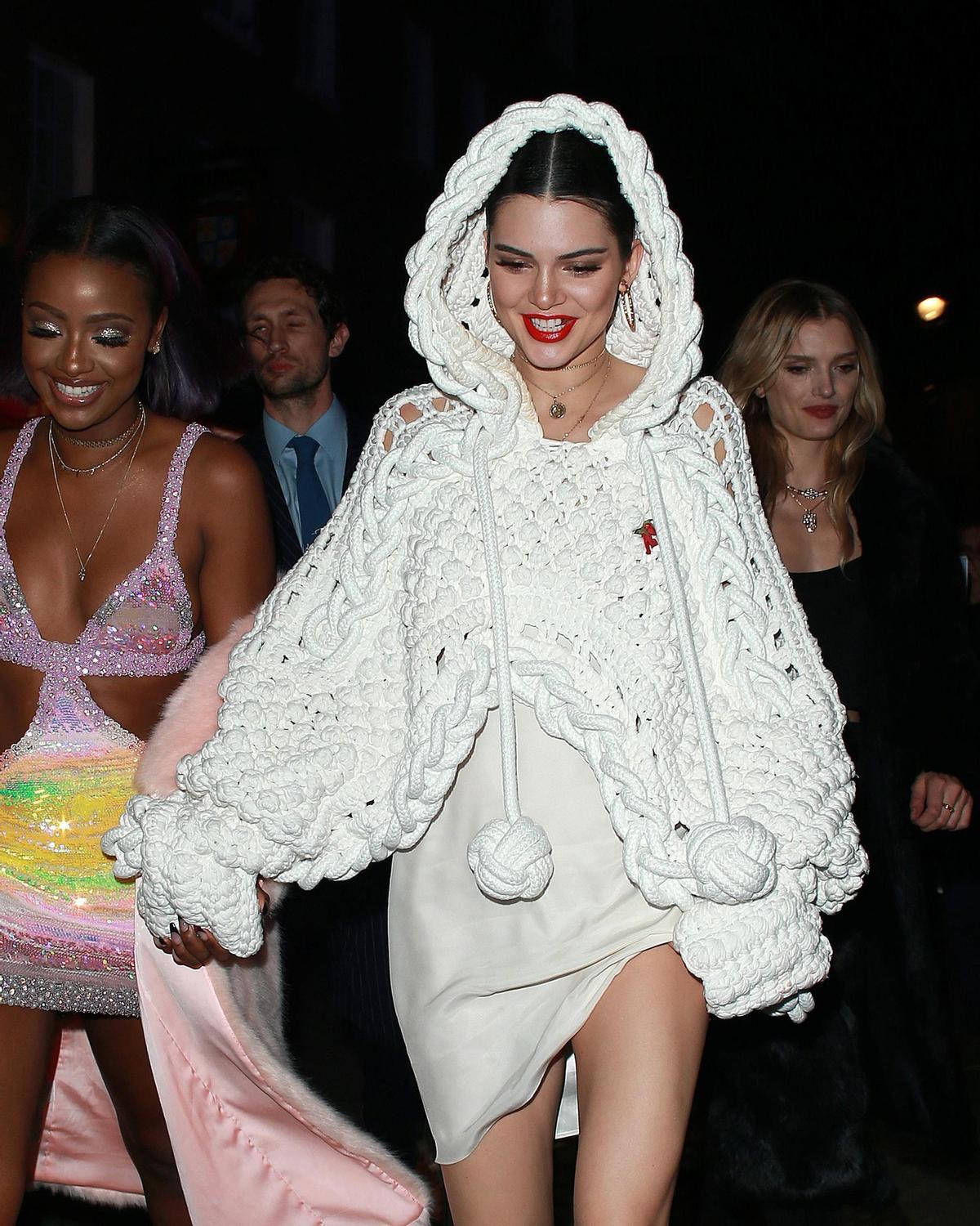kendall jenner con diente de oro en londres