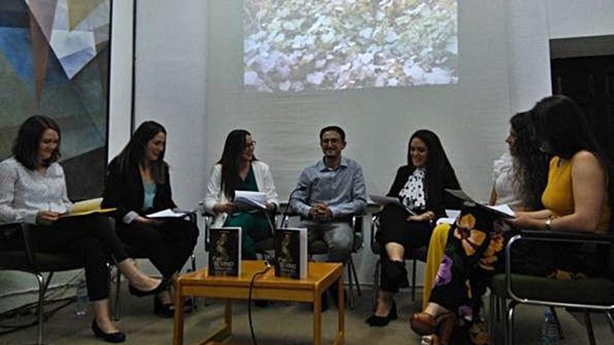 Javi Manzano responde a las preguntas de sus compañeras de trabajo en la presentación de su libro.