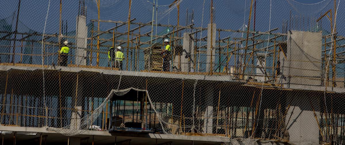 Operarios trabajan en la construcción de un edificio de viviendas en la capital de la provincia, en una imagen de archivo