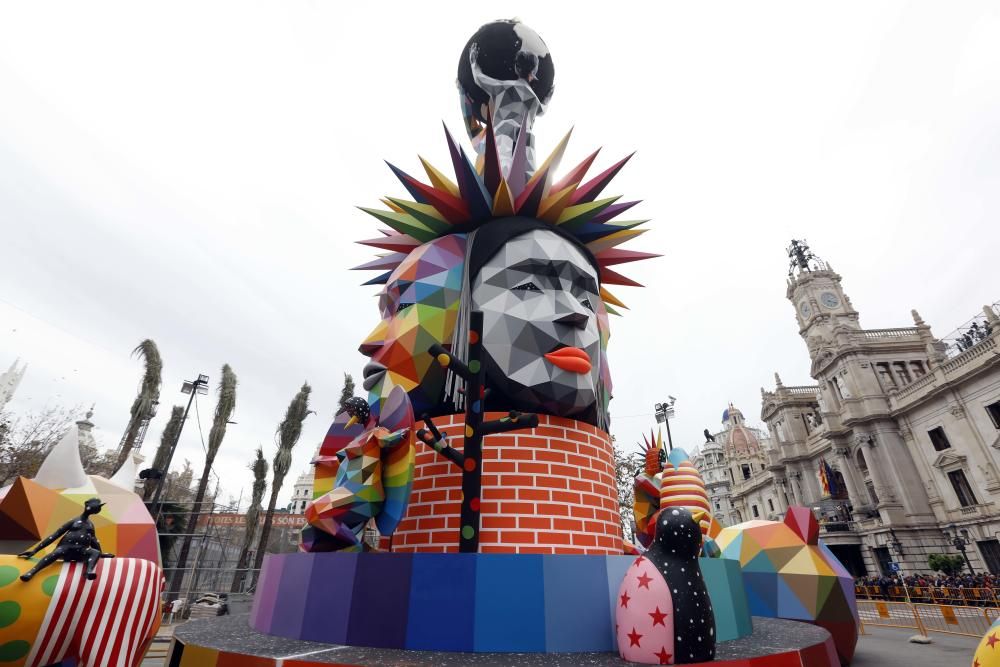 Así es la falla de Okuda en la plaza del Ayuntamiento