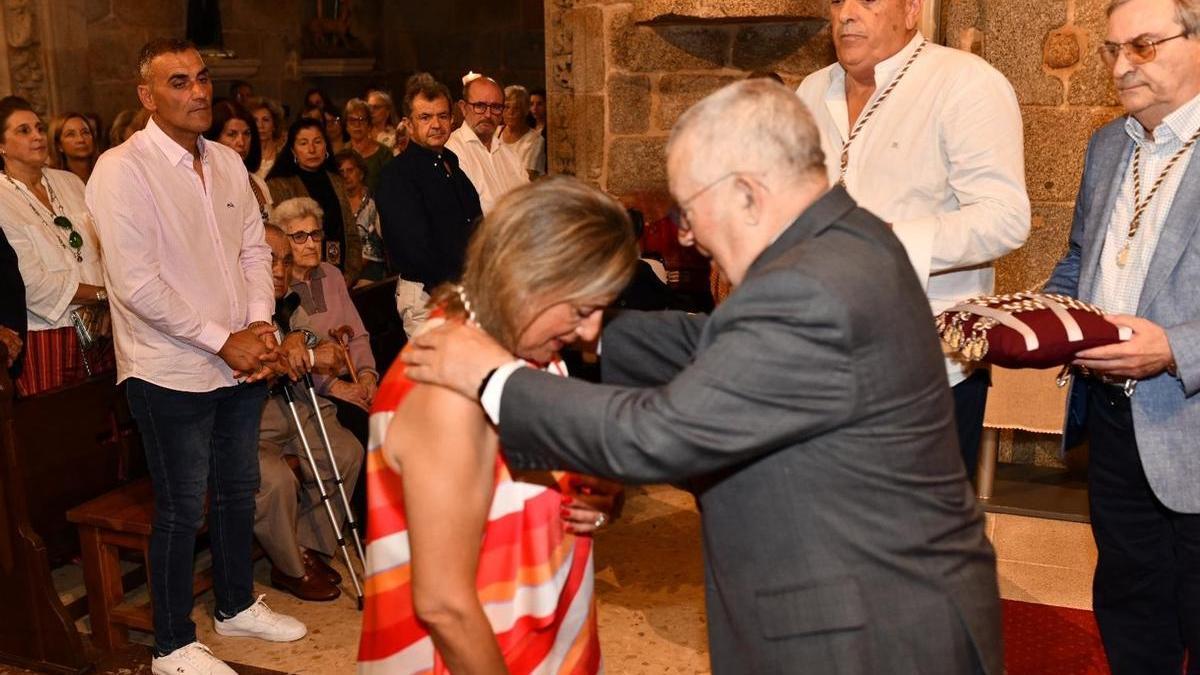 Imposición de la medalla a la concejala Domínguez y el resto de homenajeados detrás.