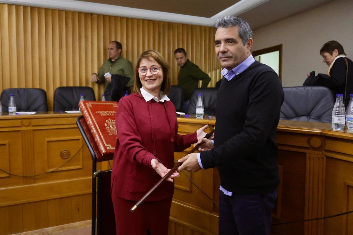 El traspaso de la vara de mando de Fort a Navarro, este jueves.