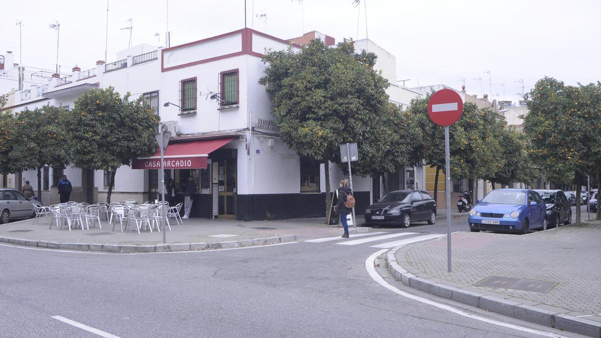 La esquina de la avenida de Hytasa con Diamantino García Acosta será en breve señalizada como Lugar de Memoria. A la derecha, el callejón donde cayó desplomado. / Manuel Gómez