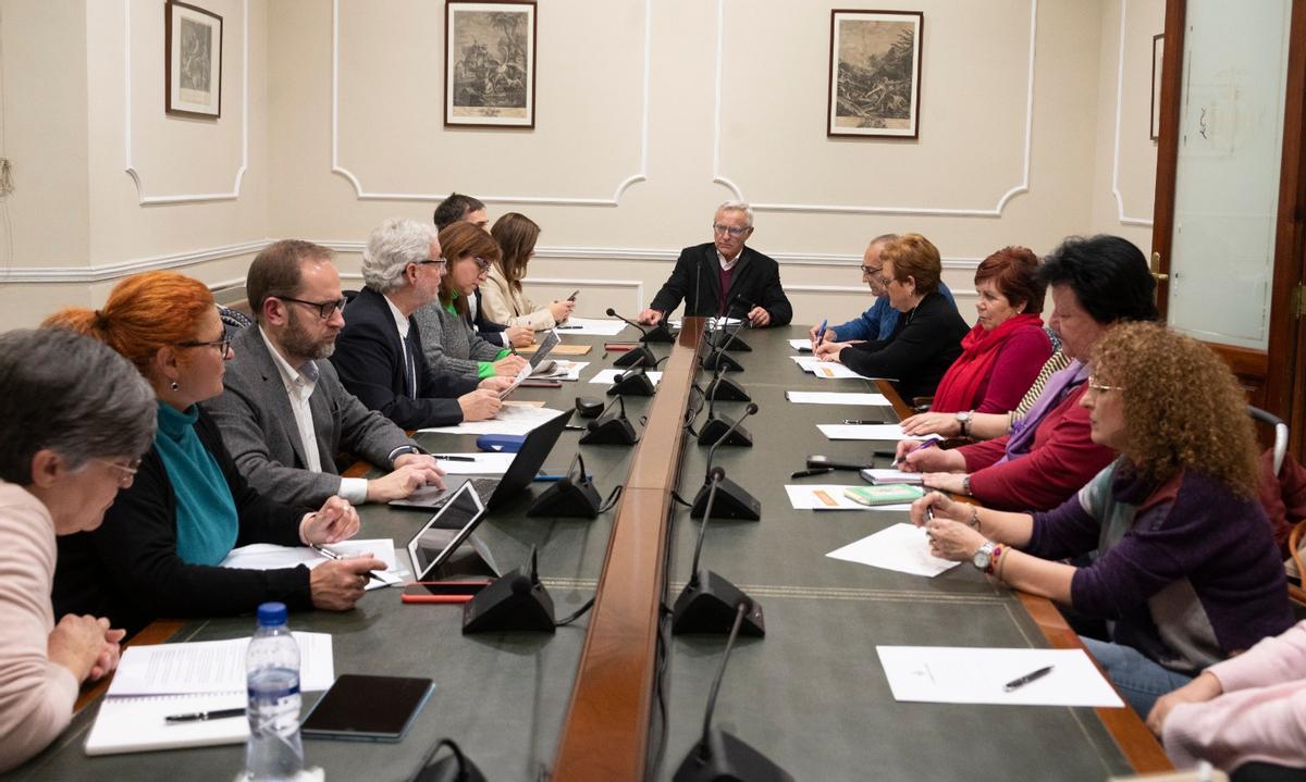 Joan Ribó, al fondo, ha presidido el encuentro con los colectivos vecinales.
