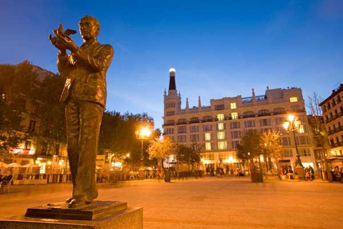 La Plaza de Santa Ana cuenta con varias estatuas dedicadas dramaturgos españoles. Una de ellas es ésta de Federico García Lorca sosteniendo un pájaro.