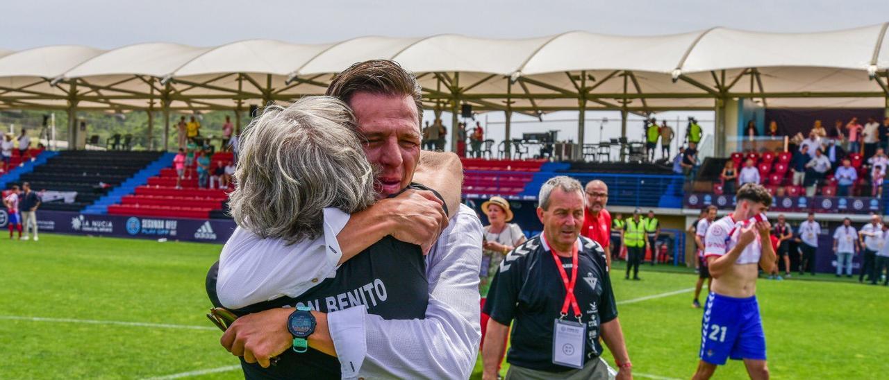 Emilio Sosa se abrazo a Roberto Aguirre tras lograr la permanencia, el domingo