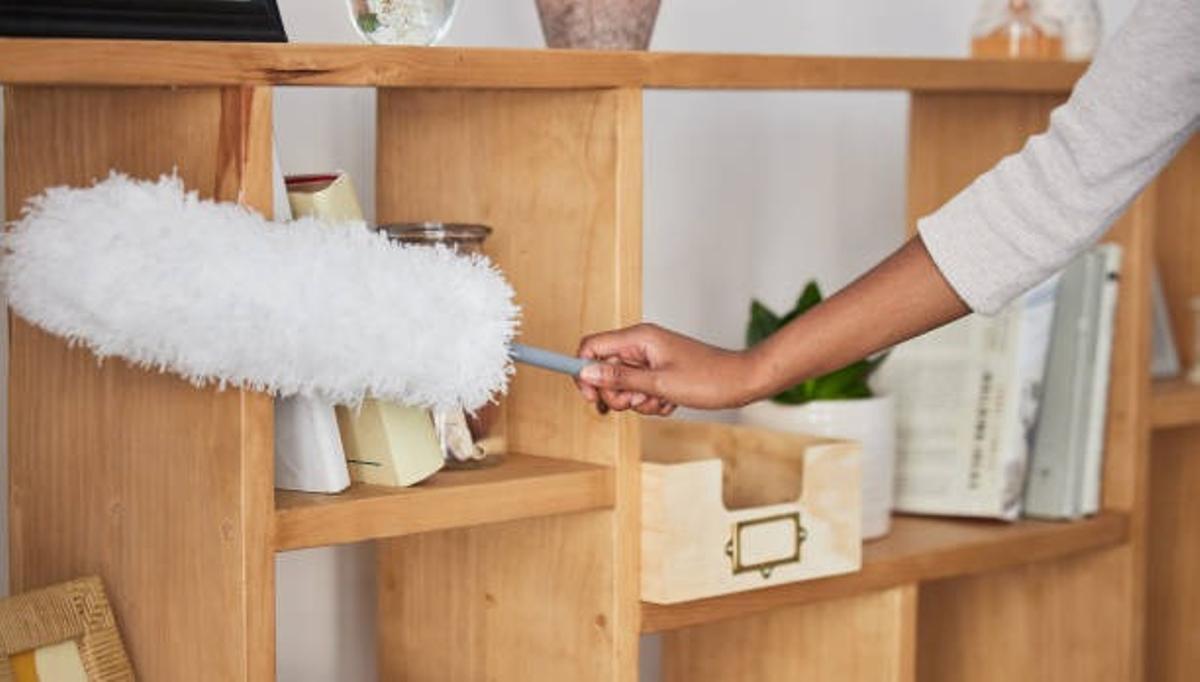 Ventilar la vivienda y usar paños húmedos: los trucos contra el polvo que recomiendan los expertos.