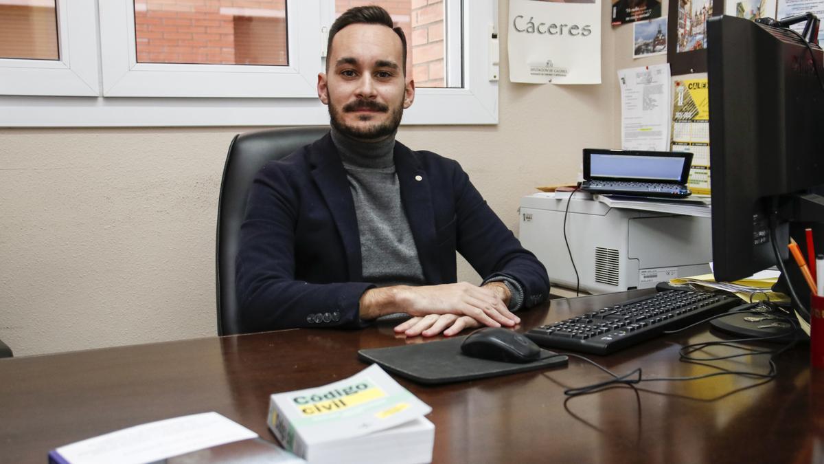 Alejandro Platero Alcón posa en su despacho de la Facultad de Derecho, en Cáceres.