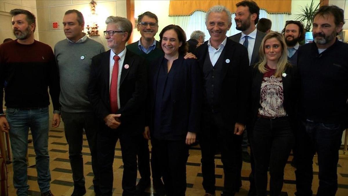 Ada Colau (centro), junto a los demás alcaldes que han participado en el encuentro sobre inmigración y el director de Open Arms, Oscar Camps (derecha).