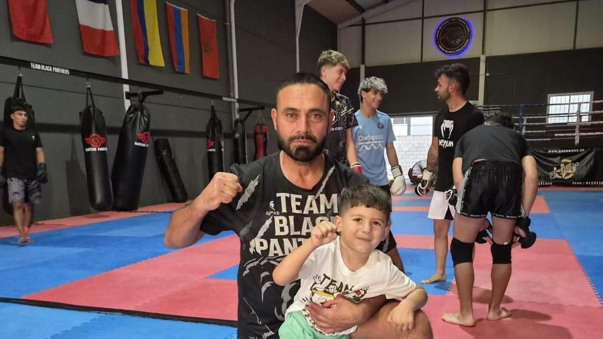 Tomás Parra con el pequeño Daniel Suárez.