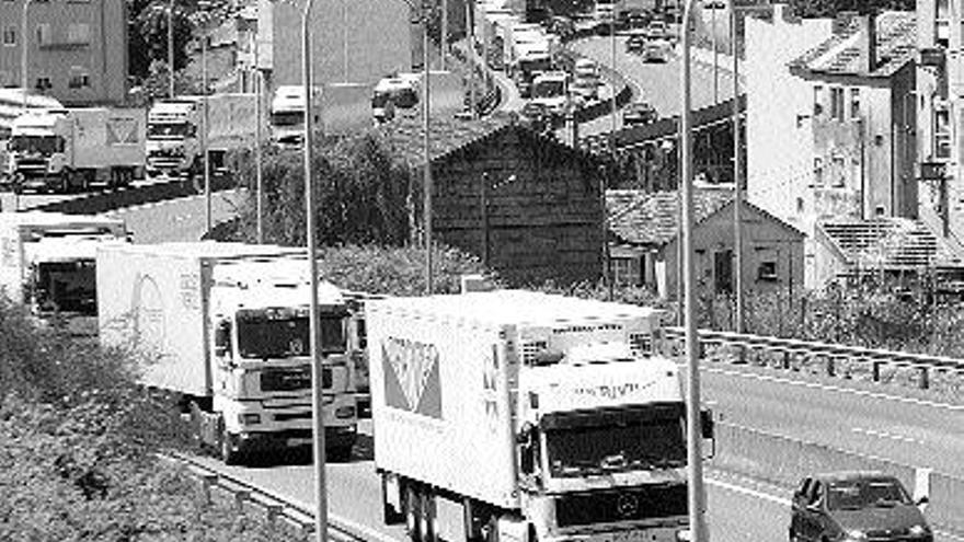 Un centenar de vehículos efectuaron una marcha lenta circundando la ciudad de Vigo. / josé lores