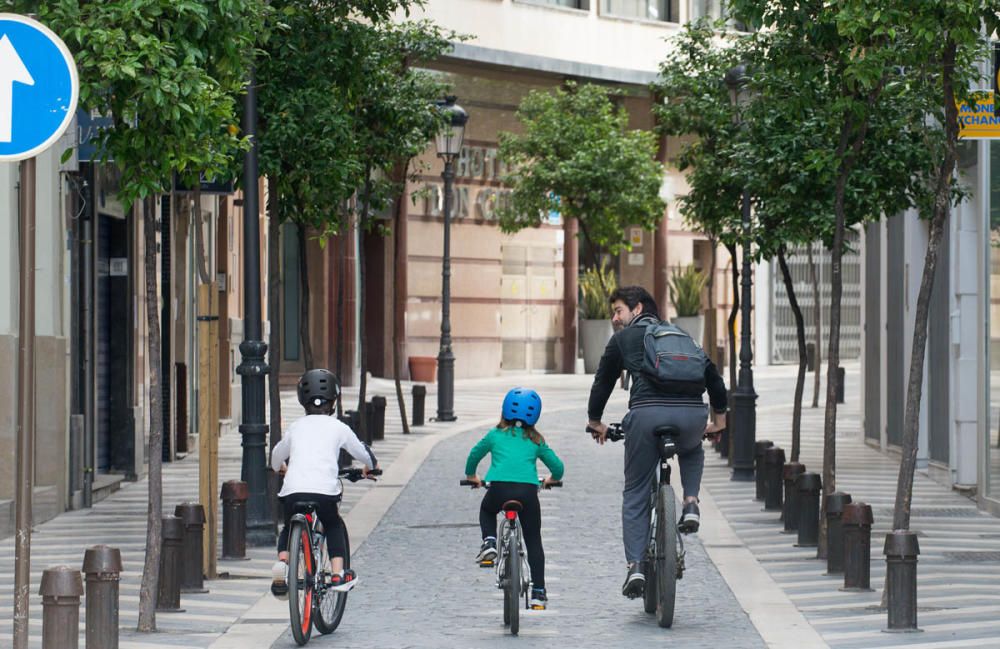 Padres e hijos aprovechan el primer día del desconfinamiento parcial de los niños menores de 14 años para dar un paseo por calles y plazas del Centro de Málaga. En la playa, algunos pequeños aprovechaban para remojarse los pies, bordeando una de las prohibiciones de esta nueva medida.