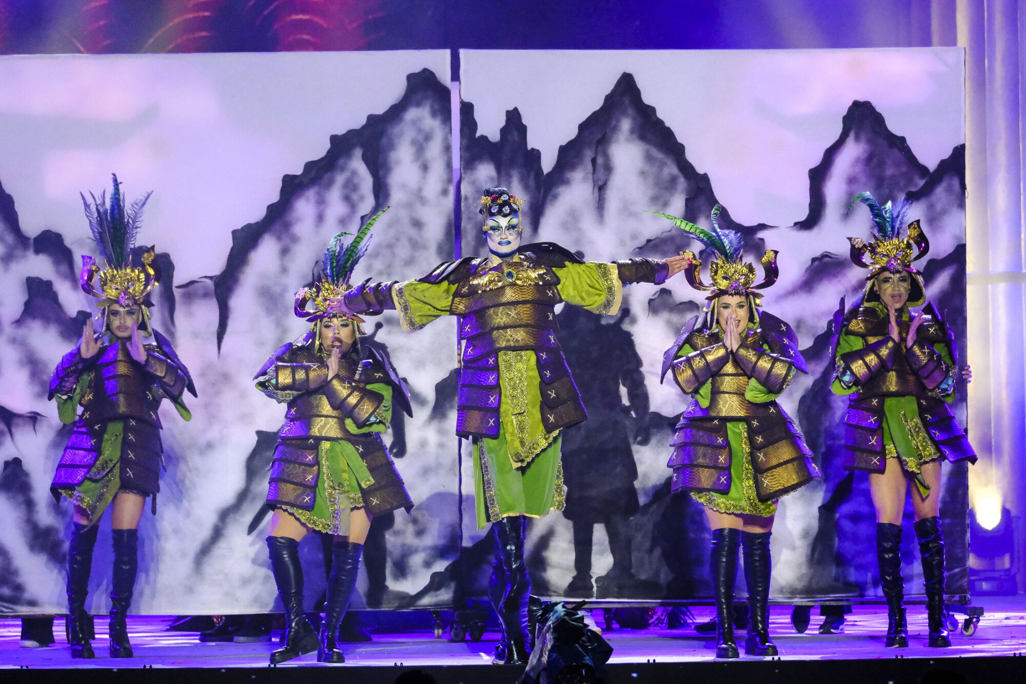 6. Drag La Tacones (Kevin Doramas Jiménez Moreno) Con el patrocinio de Carrozas José Halcón y un diseño de MASBE Creaciones presenta la fantasía Honor y Gloria.