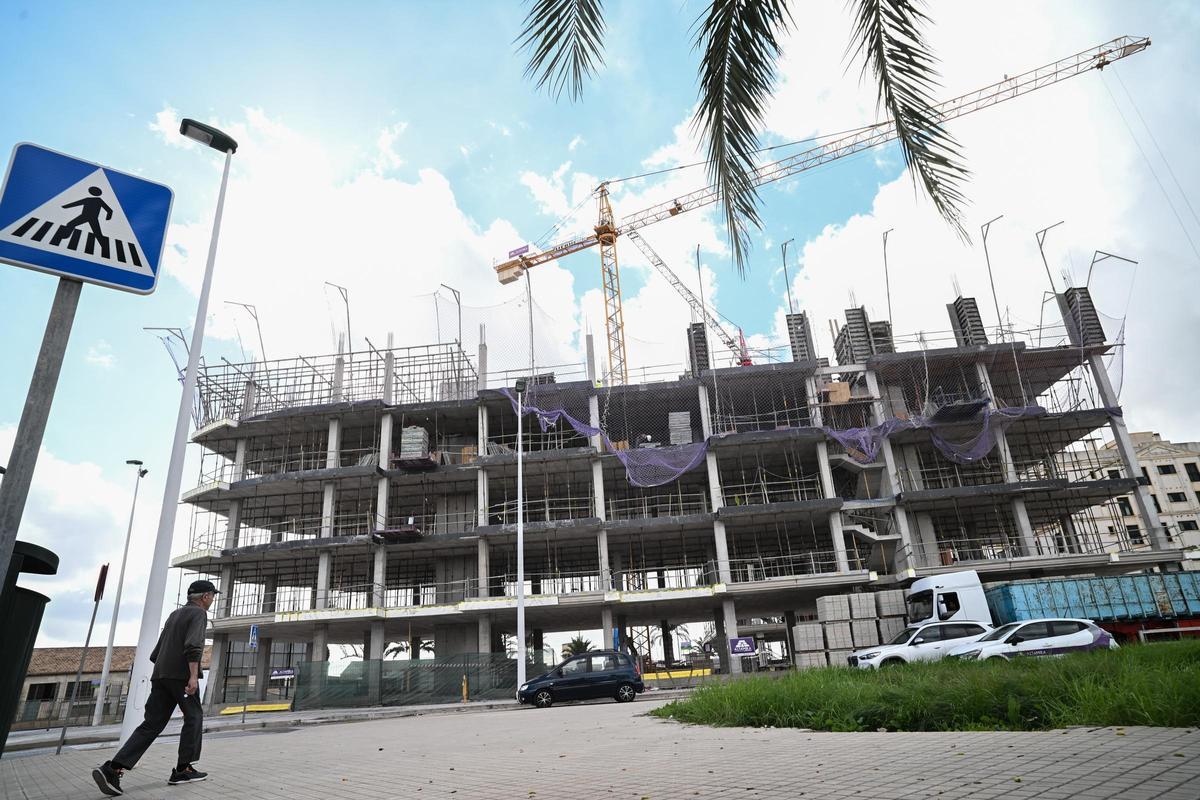Edificio en construcción en Elche, sector que podría estar señalando un posible techo de mercado.