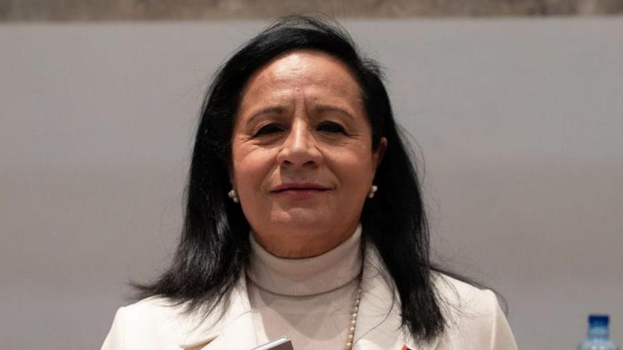 Carmen Seisdedos, con sus dos últimos libros en las manos.