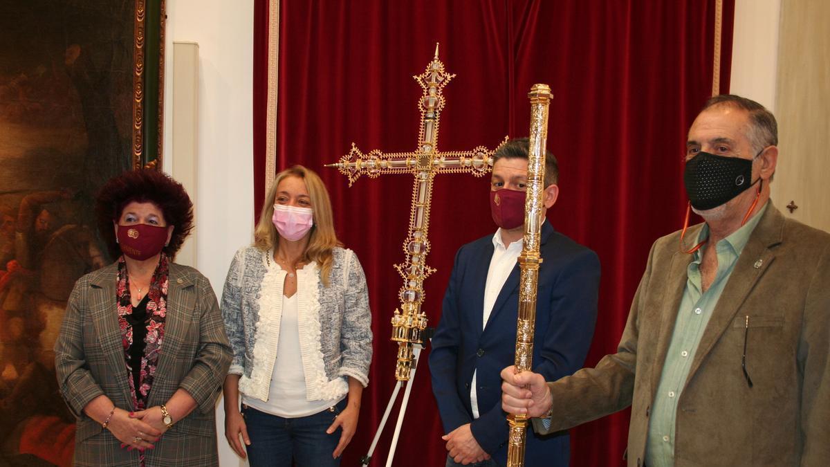 Soledad Alcázar, María Ángeles Mazuecos, Luis Torres y Francisco Parra con la cruz de cristal de roca.