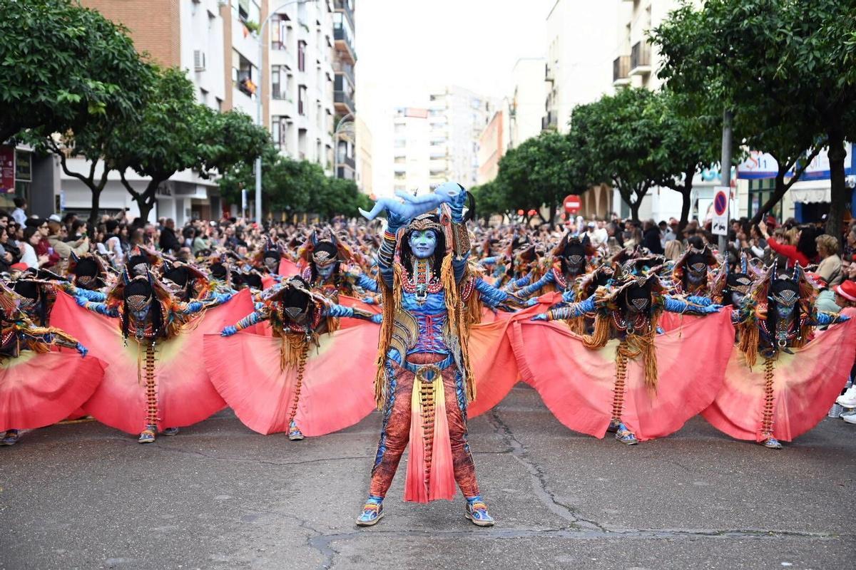 Más de 11.000 participantes desfilan por las calles pacenses