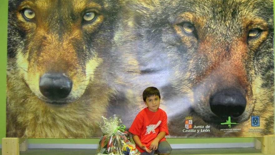 Daniel Roda, el visitante número 100.000 del Centro del Lobo, obsequiado con un lote de productos.