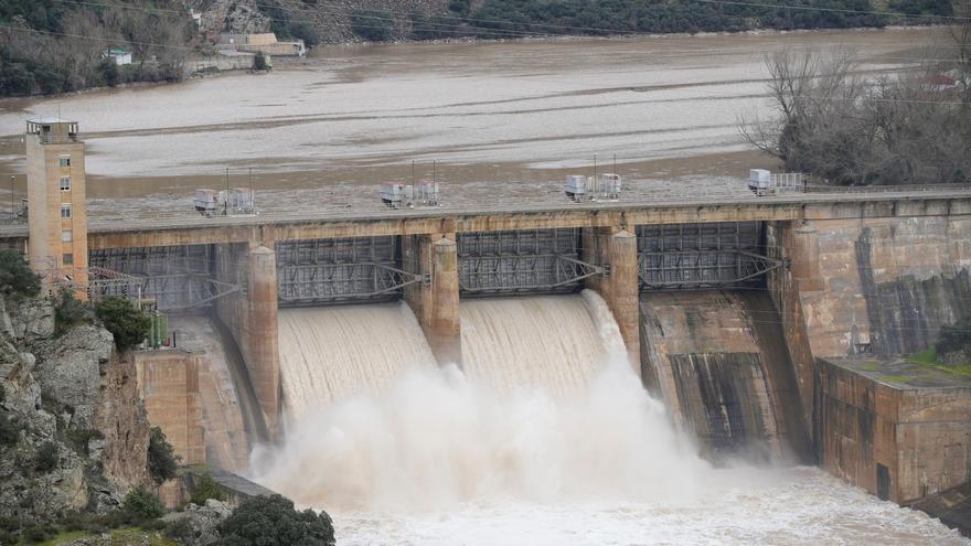 Primer desembalse del año en Zamora: Un alivio para la gran avenida del Duero