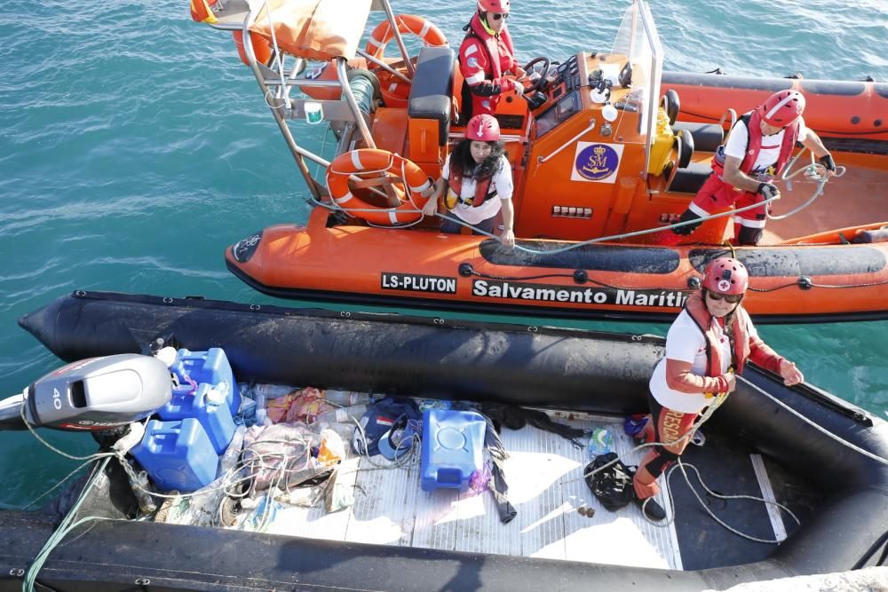 Guardia Civil, Cruz Roja y Salvamento Marítimo han puesto en marcha el protocolo para recepcionar a 24 personas rescatadas en el mar y que ocupaban una patera. 20 hombres y cuatro mujeres