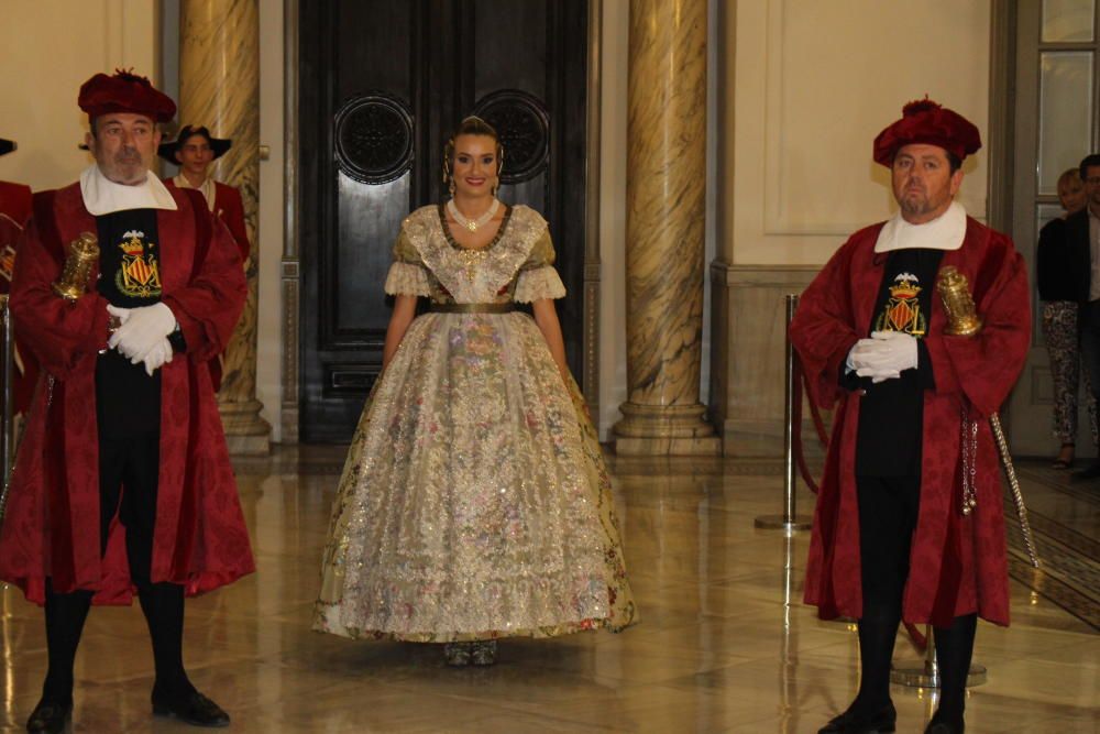 La soledad de la fallera mayor. Todo el mundo dentro del hemiciclo y ella esperando a ser llamada