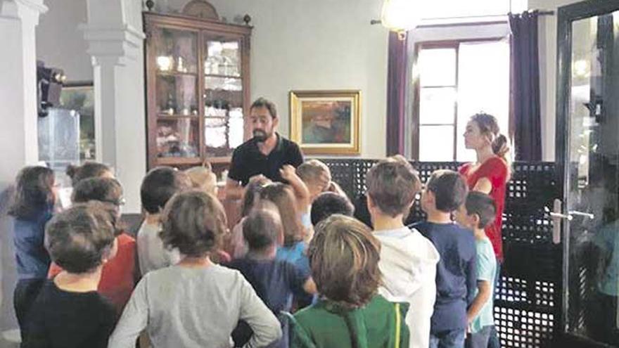 Los alumnos del Gabriel Comas i Ribas recibieron explicaciones sobre cómo funciona S´Hostal.