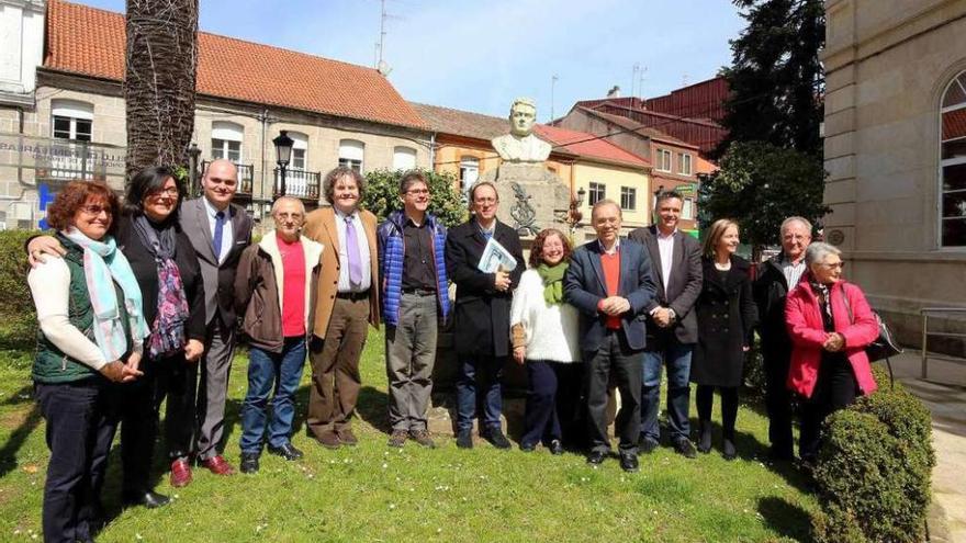 Anxo Lorenzo, junto a Xosé Represas, Alejo Amoedo, Rosa Arija, Javier Jurado, Xavier Garrote, Hortensia Bautista, Chus Garrote, Andrés Sampedro y Marisol Valado, entre otros. // A.H.