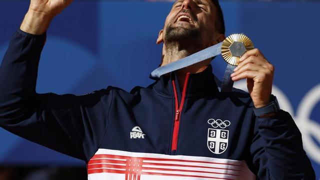 Novak Djokovic celebra la conquesta de la medalla d’or en els Jocs Olímpics de París 2024. | JUANJO MARTÍN / EFE