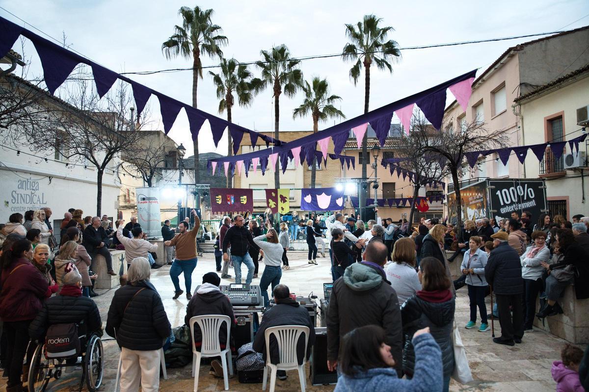 Aspecte de la plaça Major durant el Porrat de Ròtova