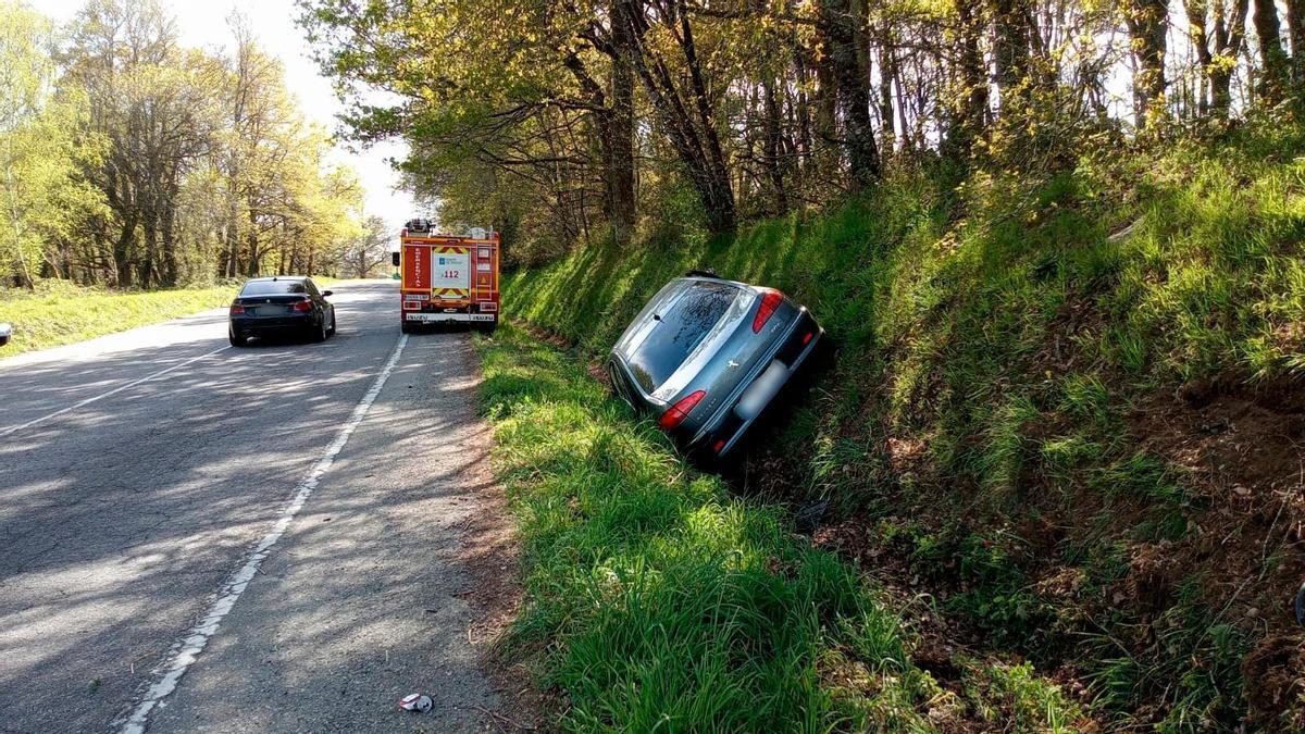 Salida de vía en la PO-534 a su paso por el término municipal de Lalín.