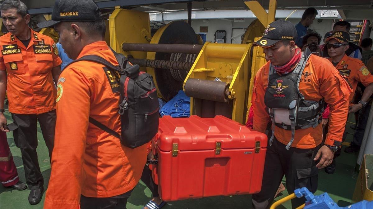 zentauroepp45708251 rescuers carry a box containing the flight data recorder fro181101112522